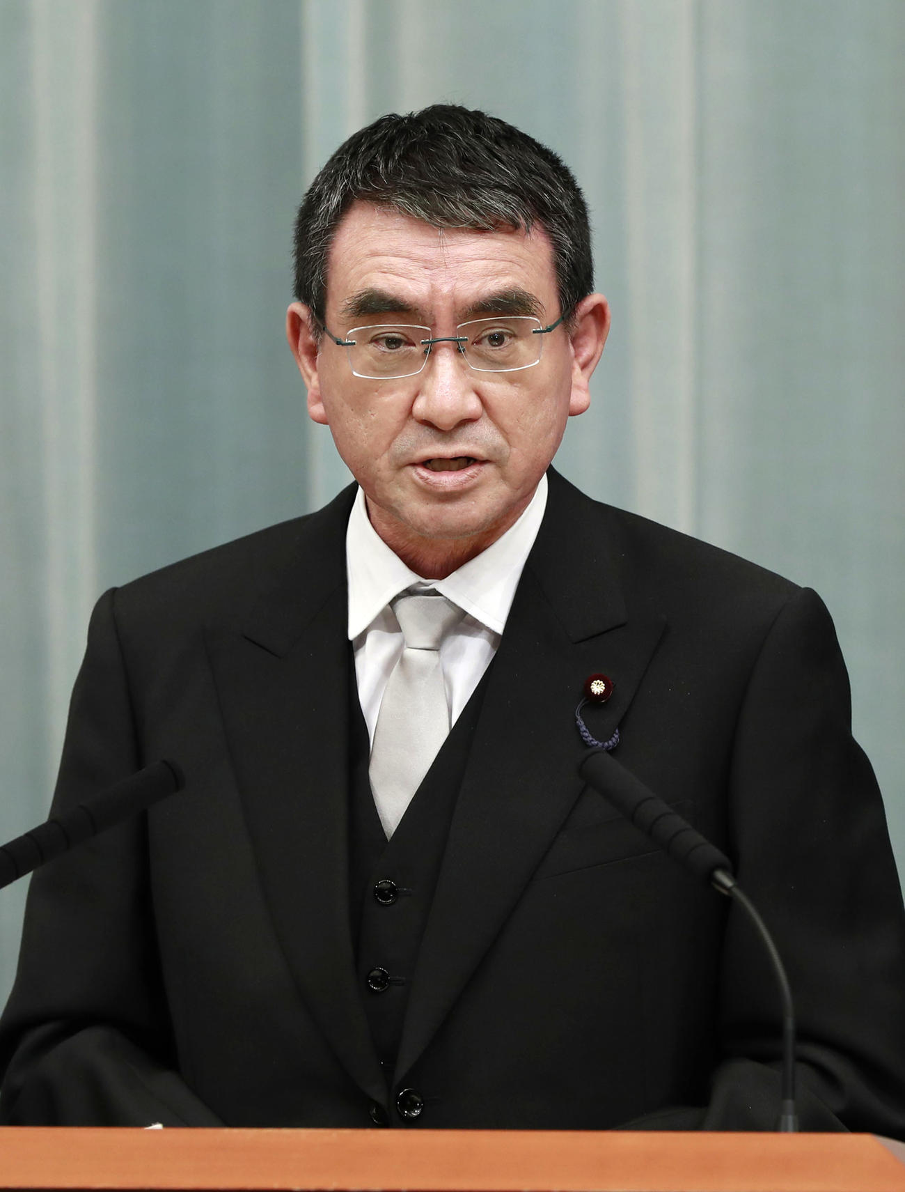 記者会見する河野太郎行革相＝17日午前1時、首相官邸