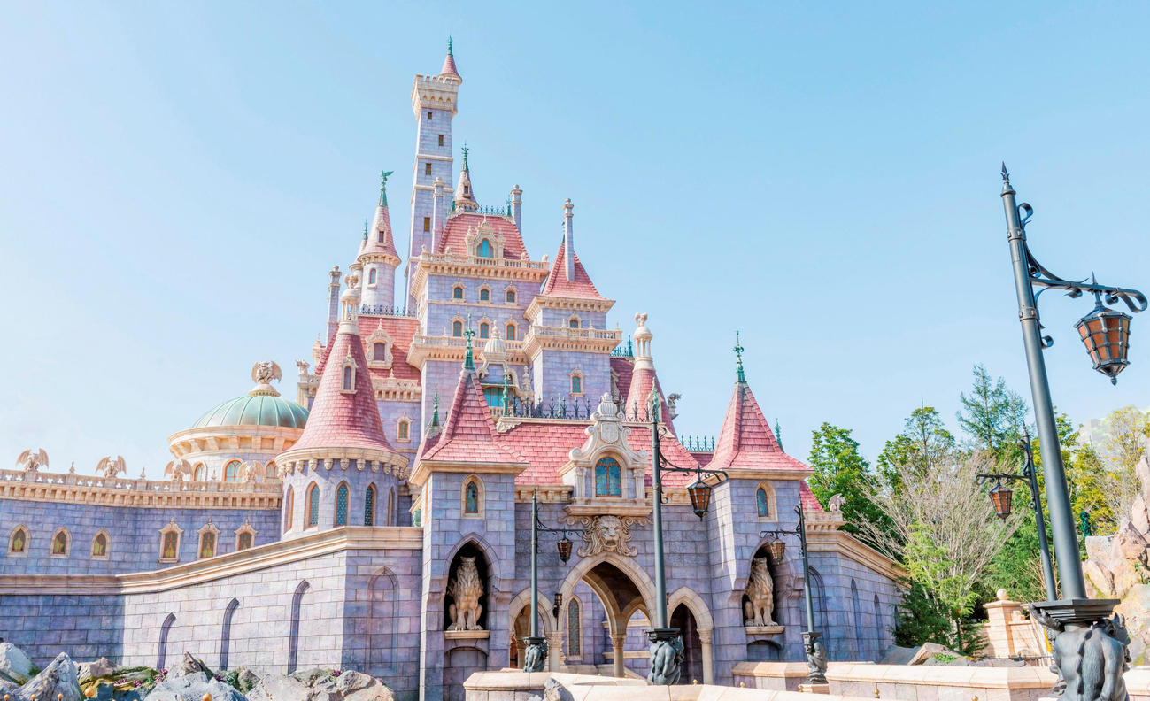 東京ディズニーランドの新エリアに建てられた「美女と野獣の城」（共同）