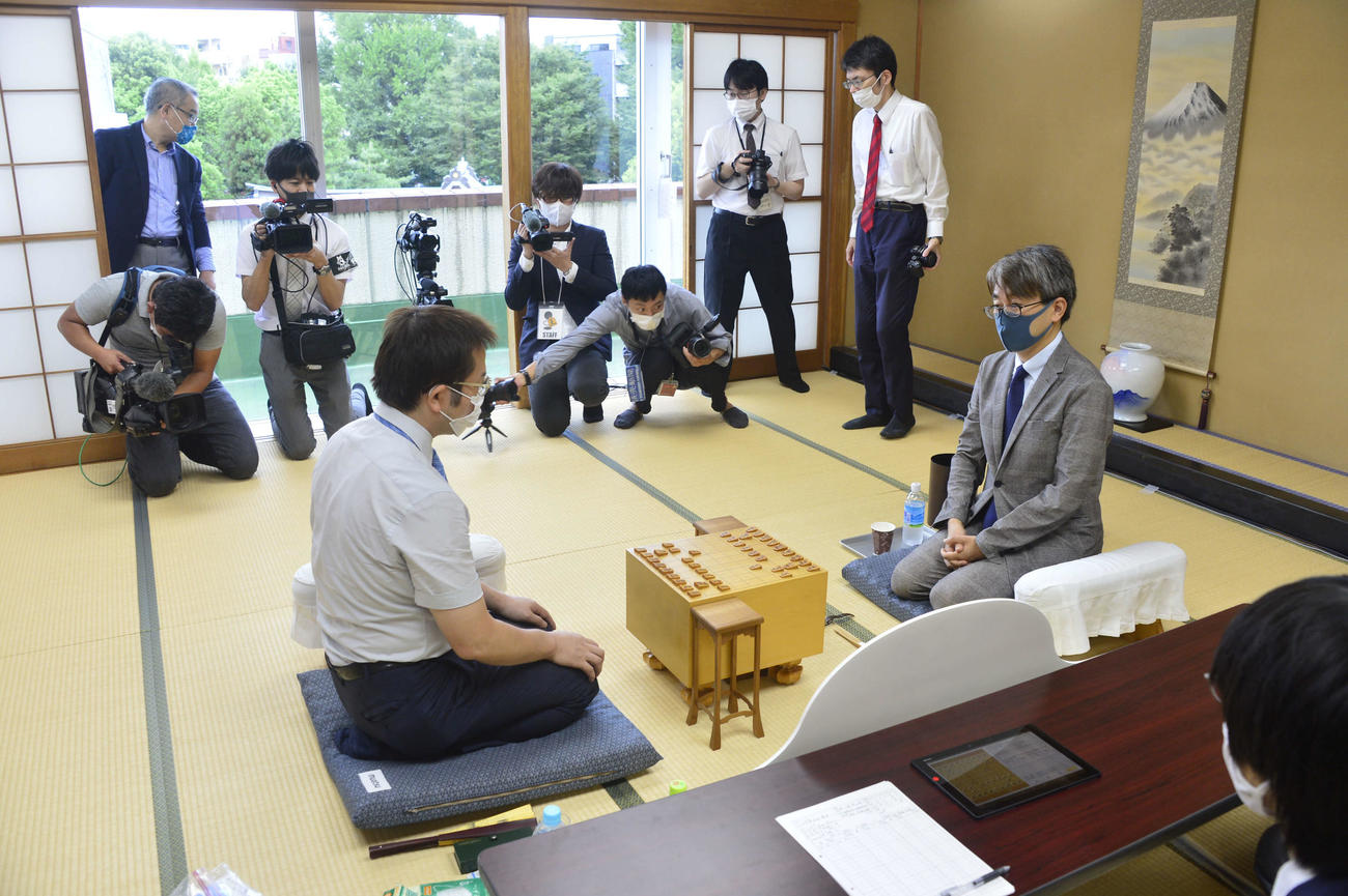 対局を迎えた羽生善治九段（右）と丸山忠久九段（日本将棋連盟提供）