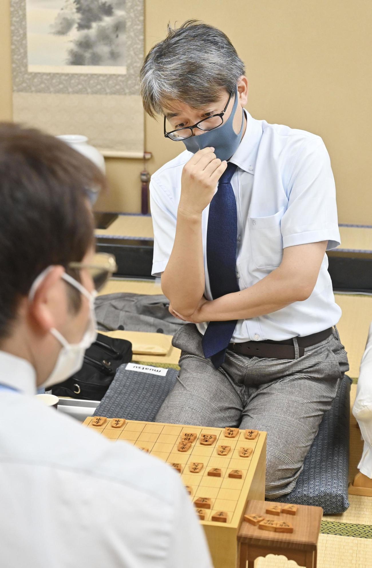 将棋の第33期竜王戦挑戦者決定3番勝負の第3局で丸山忠久九段（手前）を破り、感想戦で対局を振り返る羽生善治九段（代表撮影）