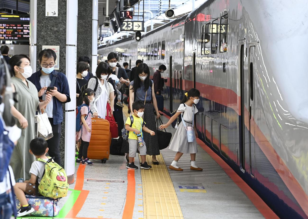 4連休の初日、JR東京駅で新幹線に乗り込む乗客ら（共同）