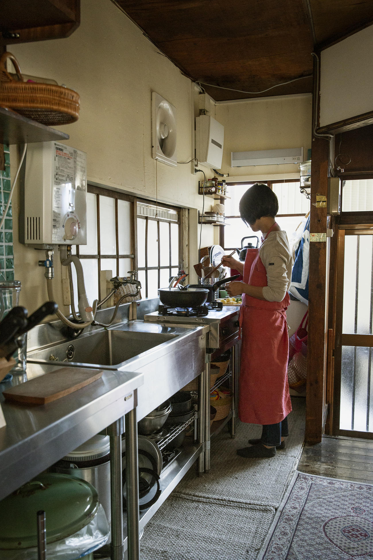 自宅で料理するタサン志麻さん（著書「ちょっとフレンチなおうち仕事」から）