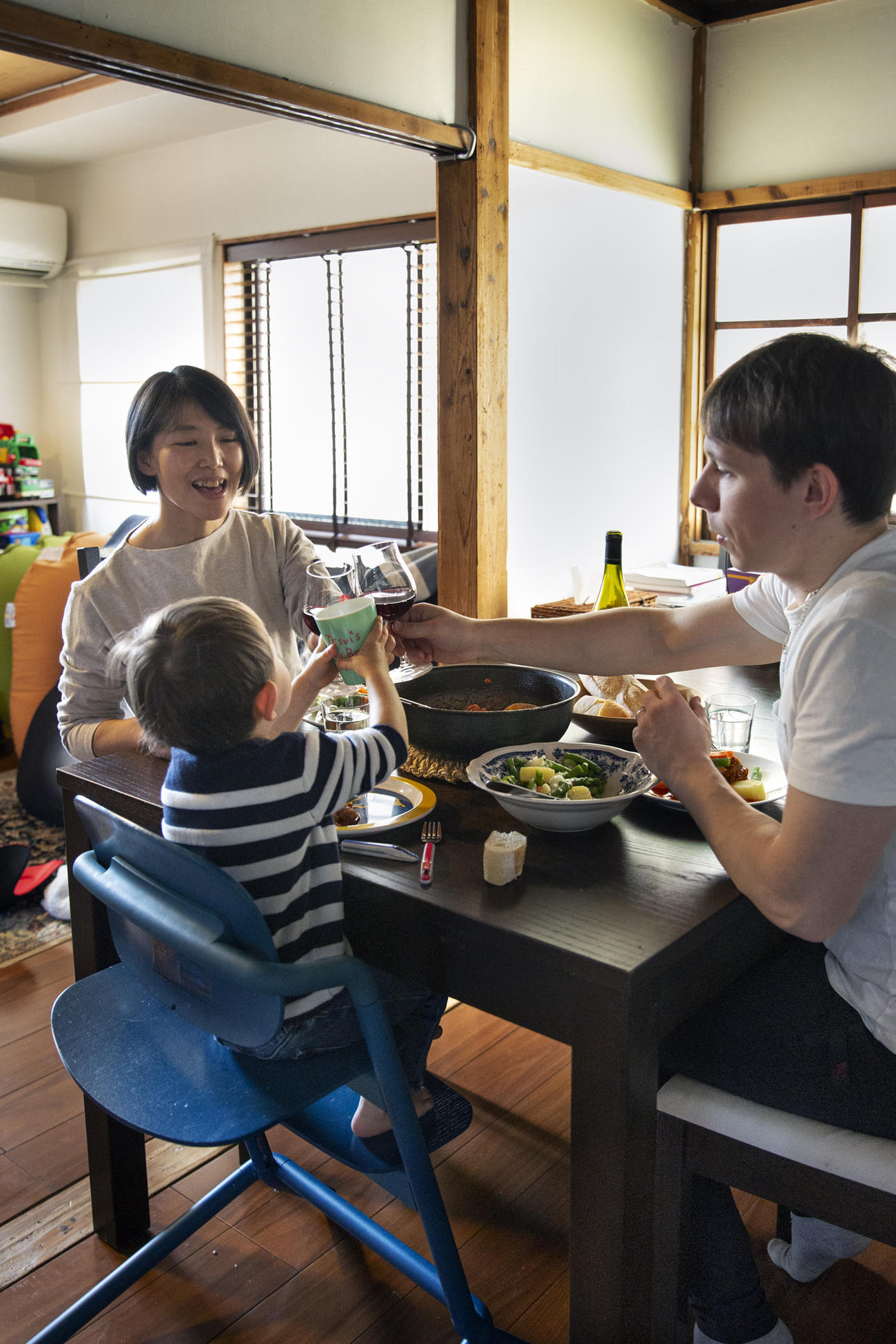 「予約が取れない伝説の家政婦」として知られるタサン志麻さん（左）の自宅での食事風景。右は夫・ロマンさん、中央は長男（著書「ちょっとフレンチなおうち仕事」から）