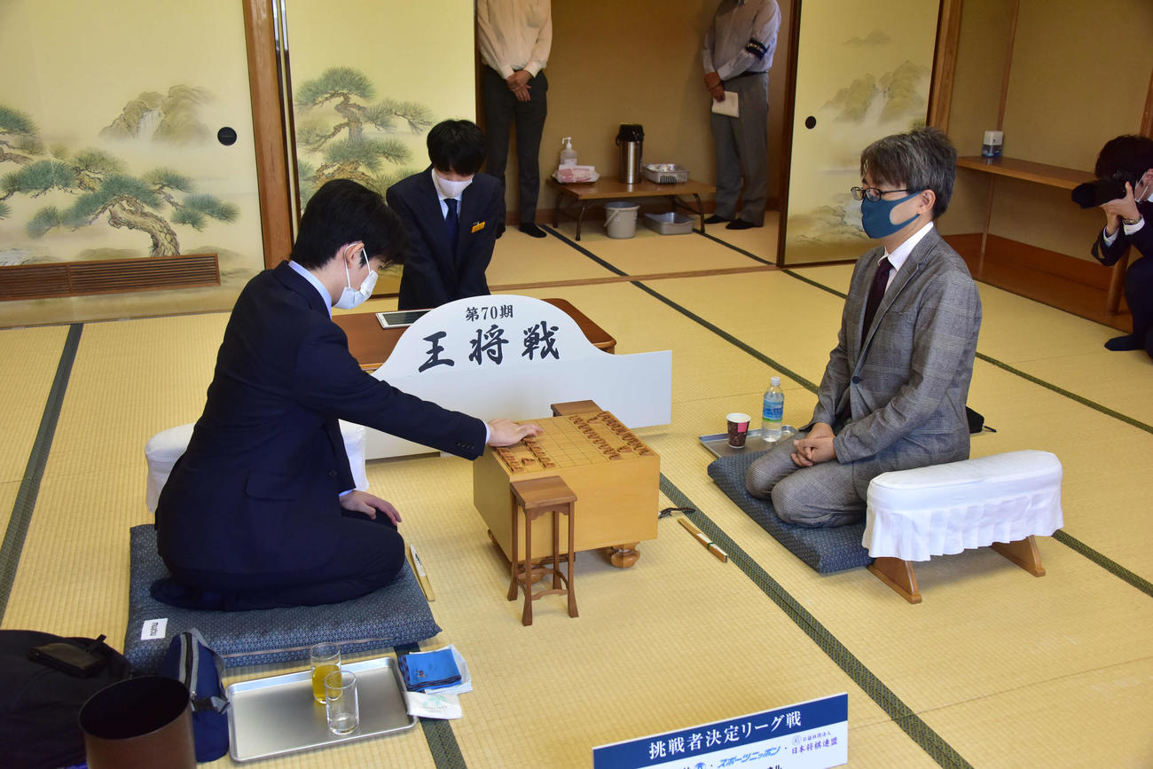 王将戦挑戦者決定リーグ戦はタイトル保持者の藤井聡太2冠（左）が上座、羽生善治九段が下座で対局開始（日本将棋連盟提供）