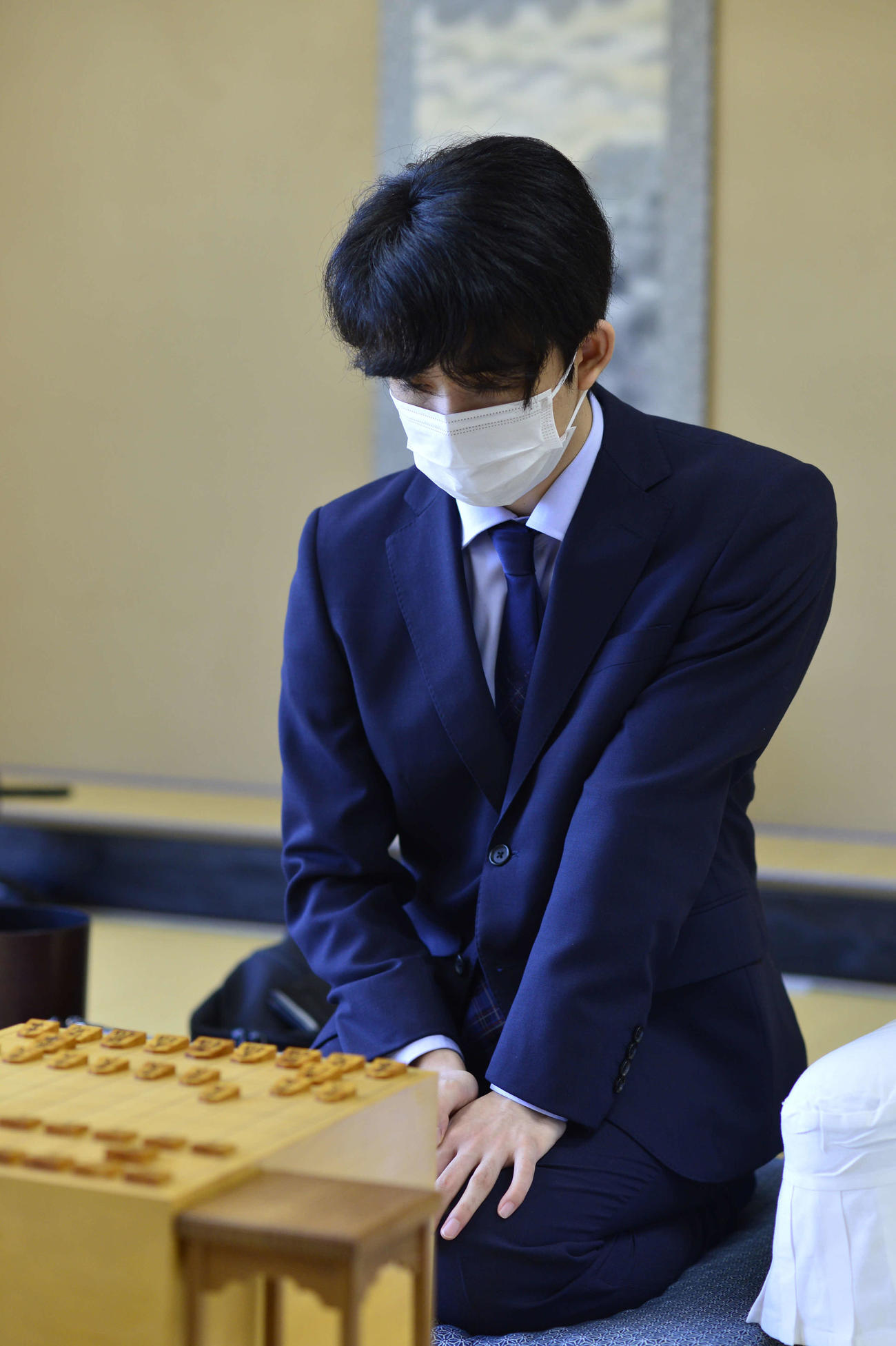 タイトル保持者として初めて羽生善治九段戦を迎えた藤井聡太2冠（左）は上座で対局開始（日本将棋連盟提供）