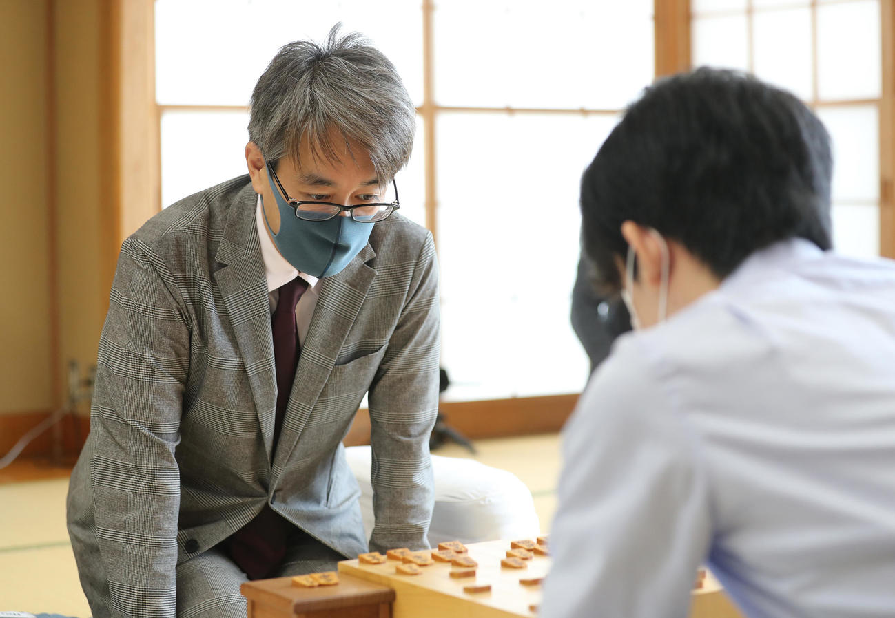 将棋盤を前に熟考する羽生善治九段（代表撮影）