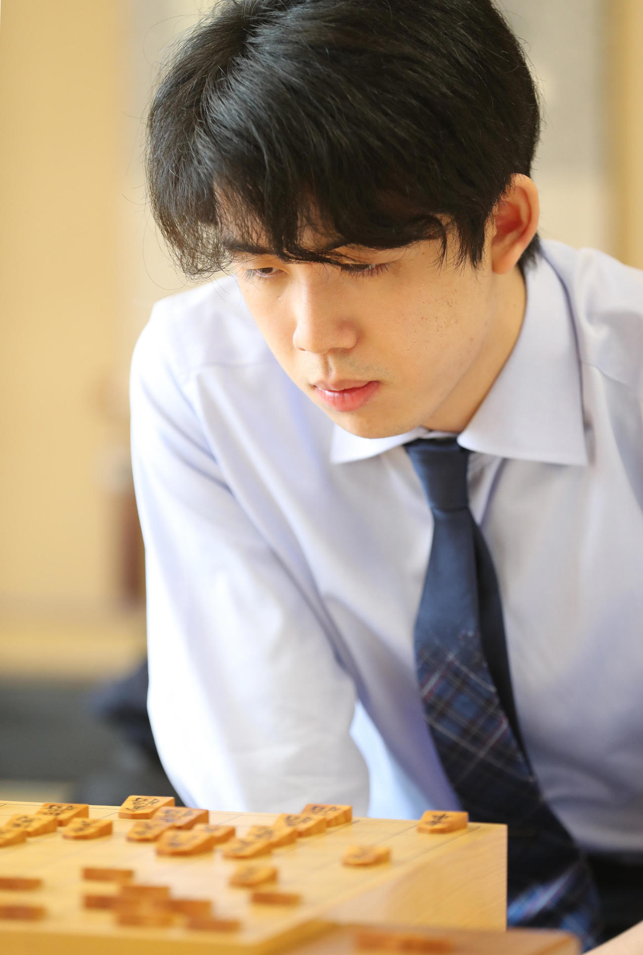将棋盤を前に熟考する藤井聡太2冠（代表撮影）