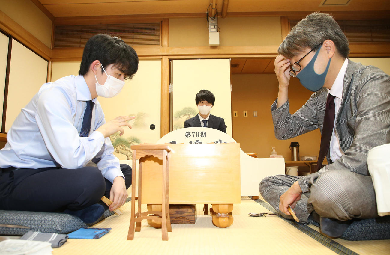 感想戦で対局を振り返る藤井聡太2冠（左）と羽生善治九段（代表撮影）