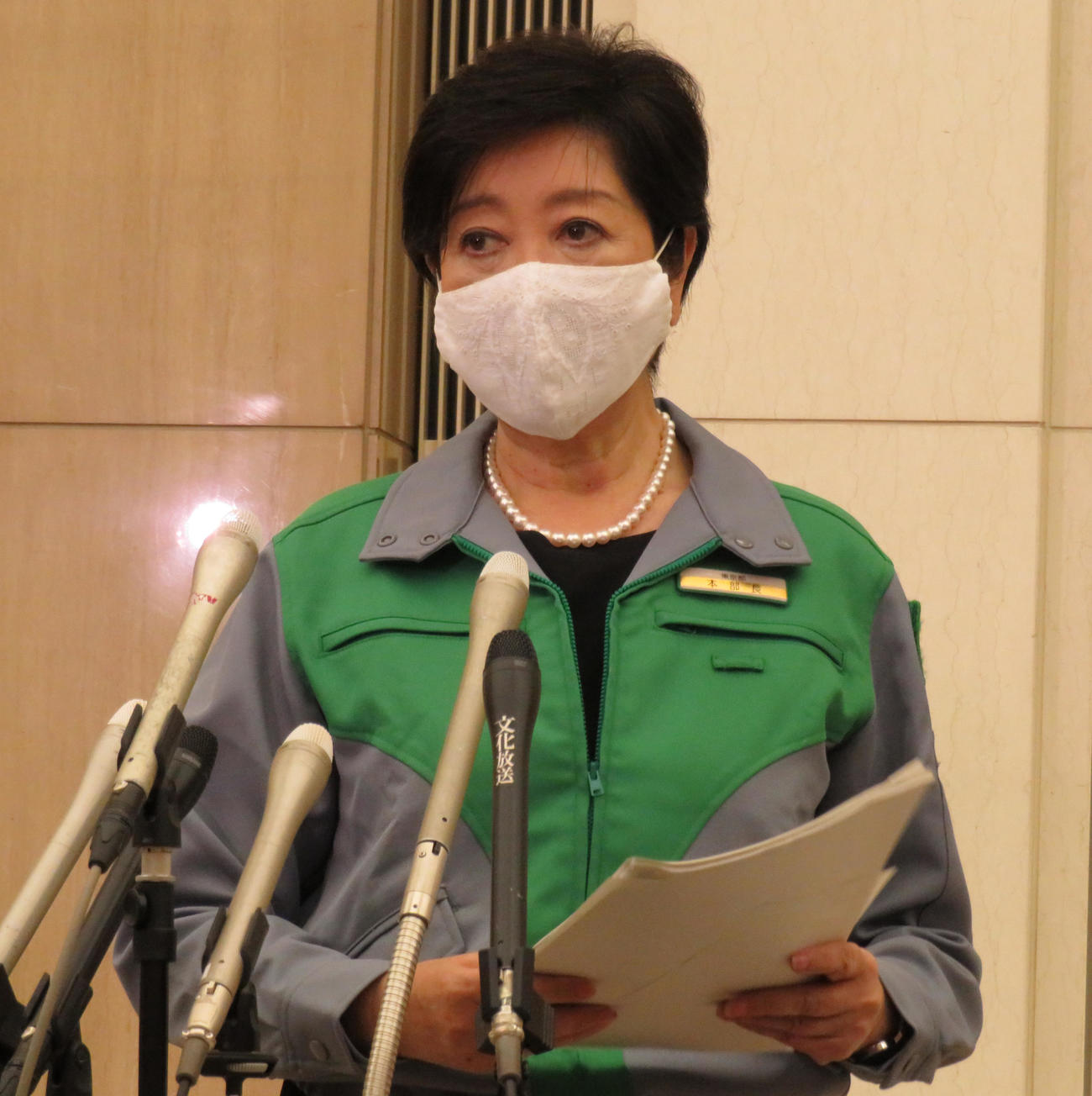 モニタリング会議後、取材に応じる東京都の小池百合子知事（撮影・佐藤勝亮）