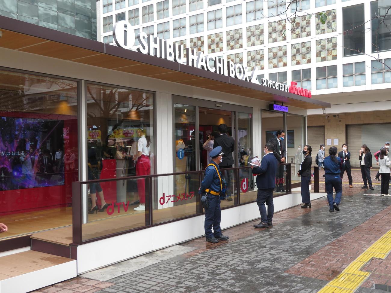 渋谷駅前ハチ公前広場の新しい観光案内所「SHIBU　HACHI　BOX」（撮影・沢田直人）