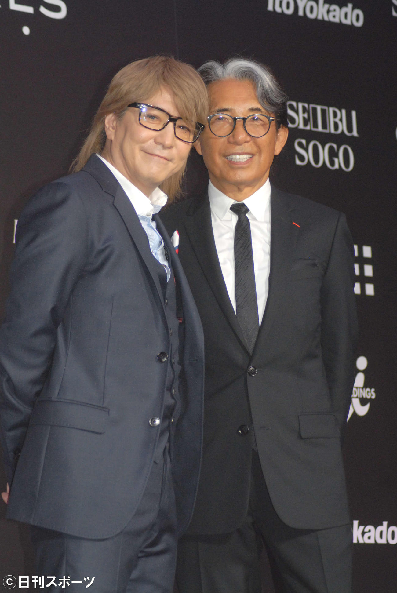 「高田賢三氏来日記念レセプション」に出席した小室哲哉氏（左）と高田賢三氏（2016年8月18日撮影）