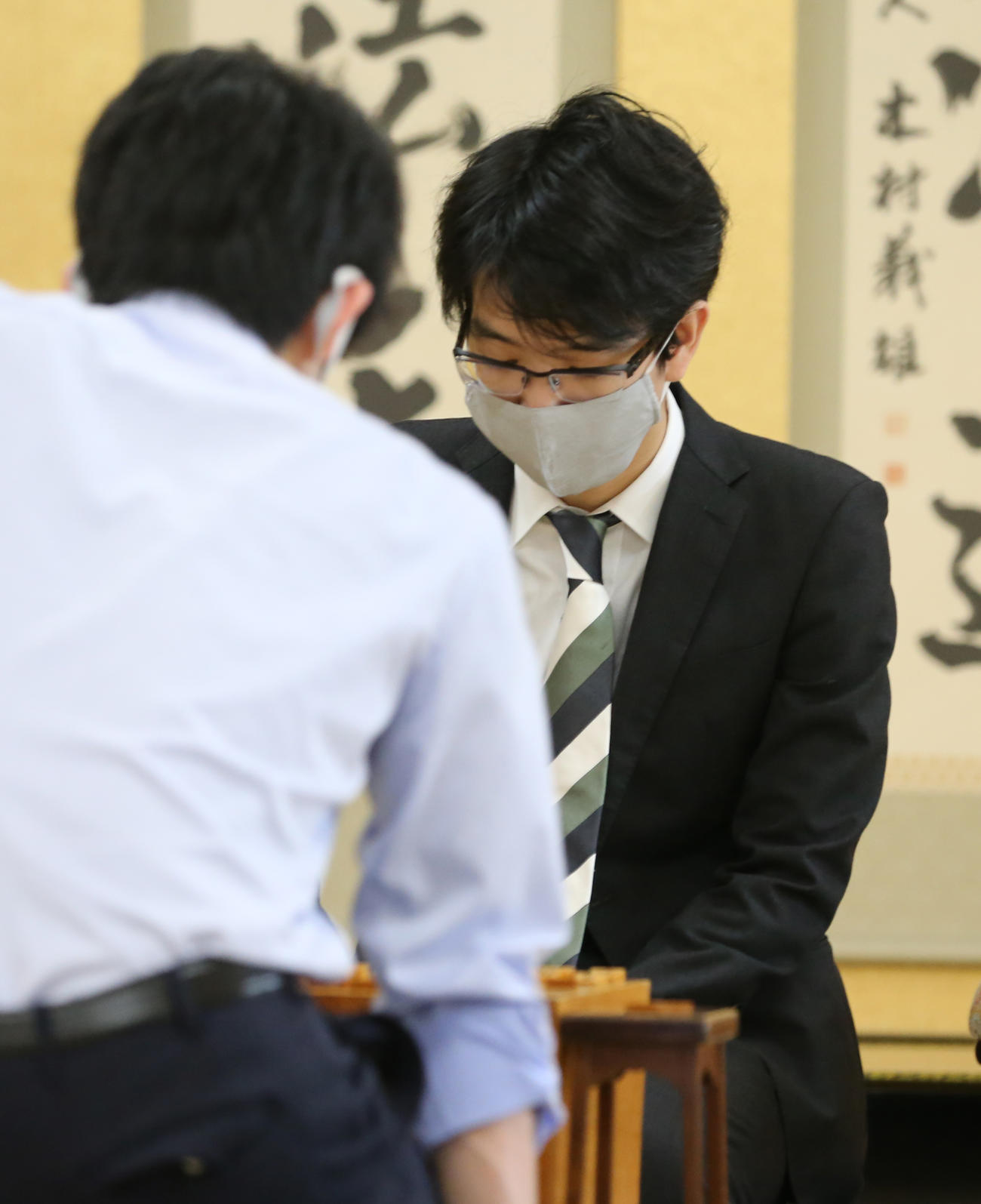 王将戦挑戦者決定リーグ戦　藤井聡太二冠・豊島将之竜王　熟考する豊島将之竜王。手前は藤井聡太二冠（代表撮影）
