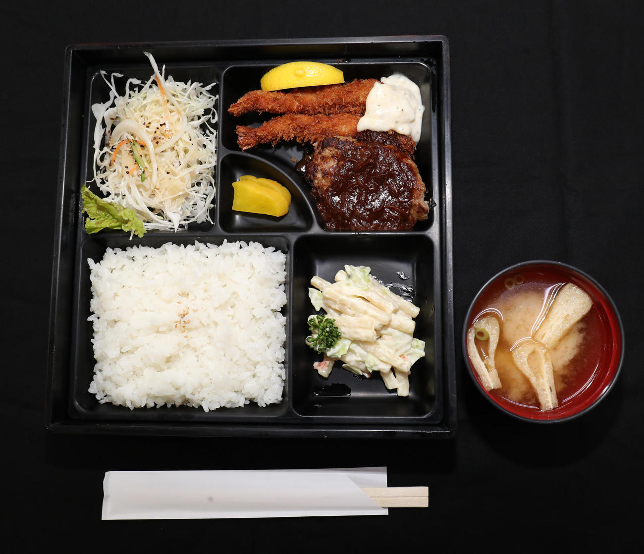 藤井聡太2冠の昼食。ハンバーグ＆海老フライ盛り合わせ（大商撮影）