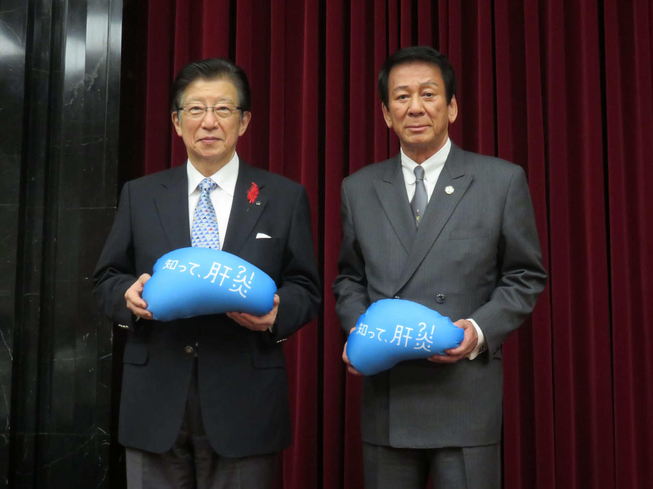静岡県庁を表敬訪問した杉良太郎（右）は、川勝平太知事と「知って、肝炎プロジェクト」をPR