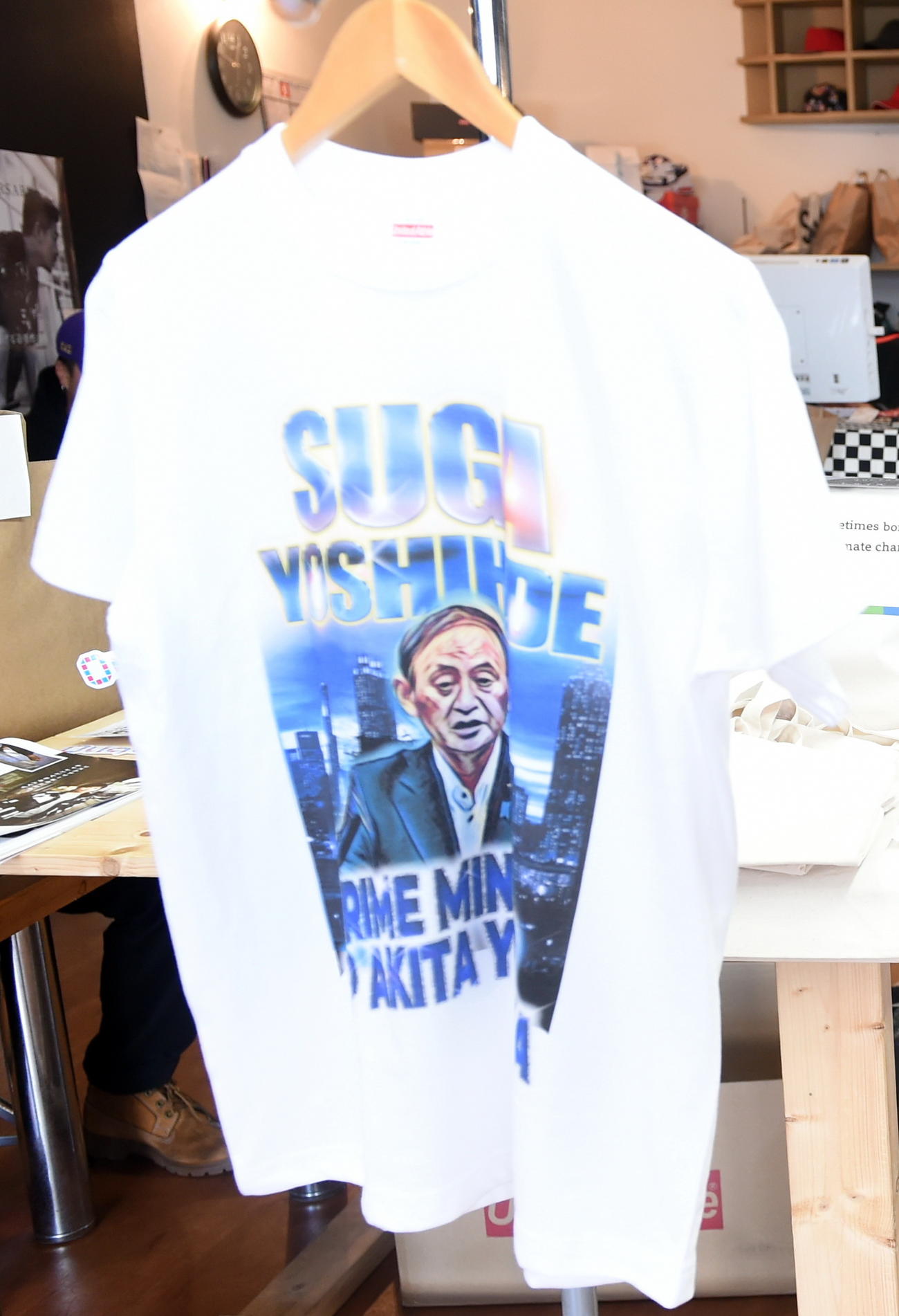 菅首相のヒップホップアーティスト風Tシャツ（撮影・山田愛斗）