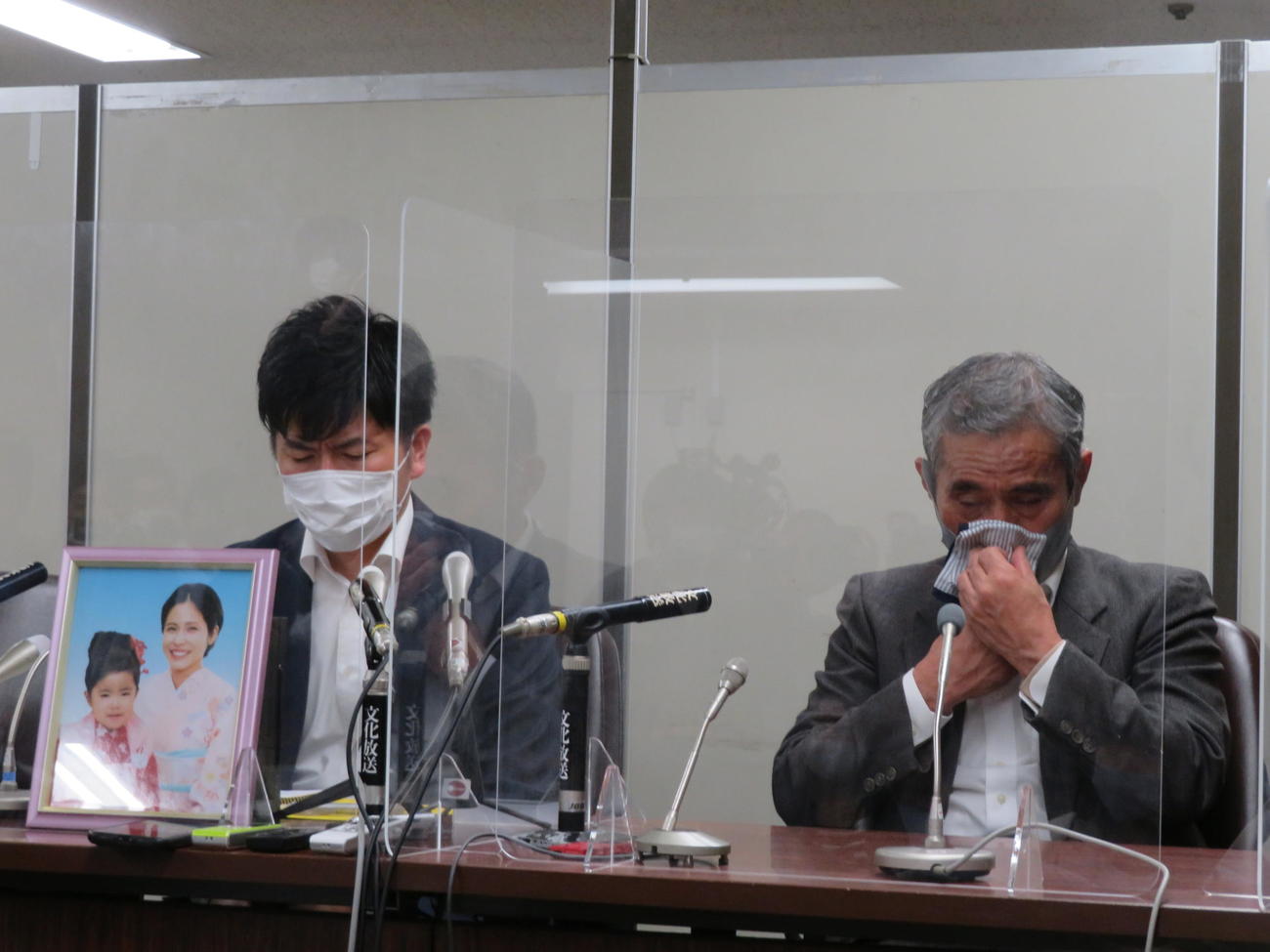 初公判後に会見に応じる松永拓也さん（左）と涙する義父の上原義教さん（撮影・村上幸将）