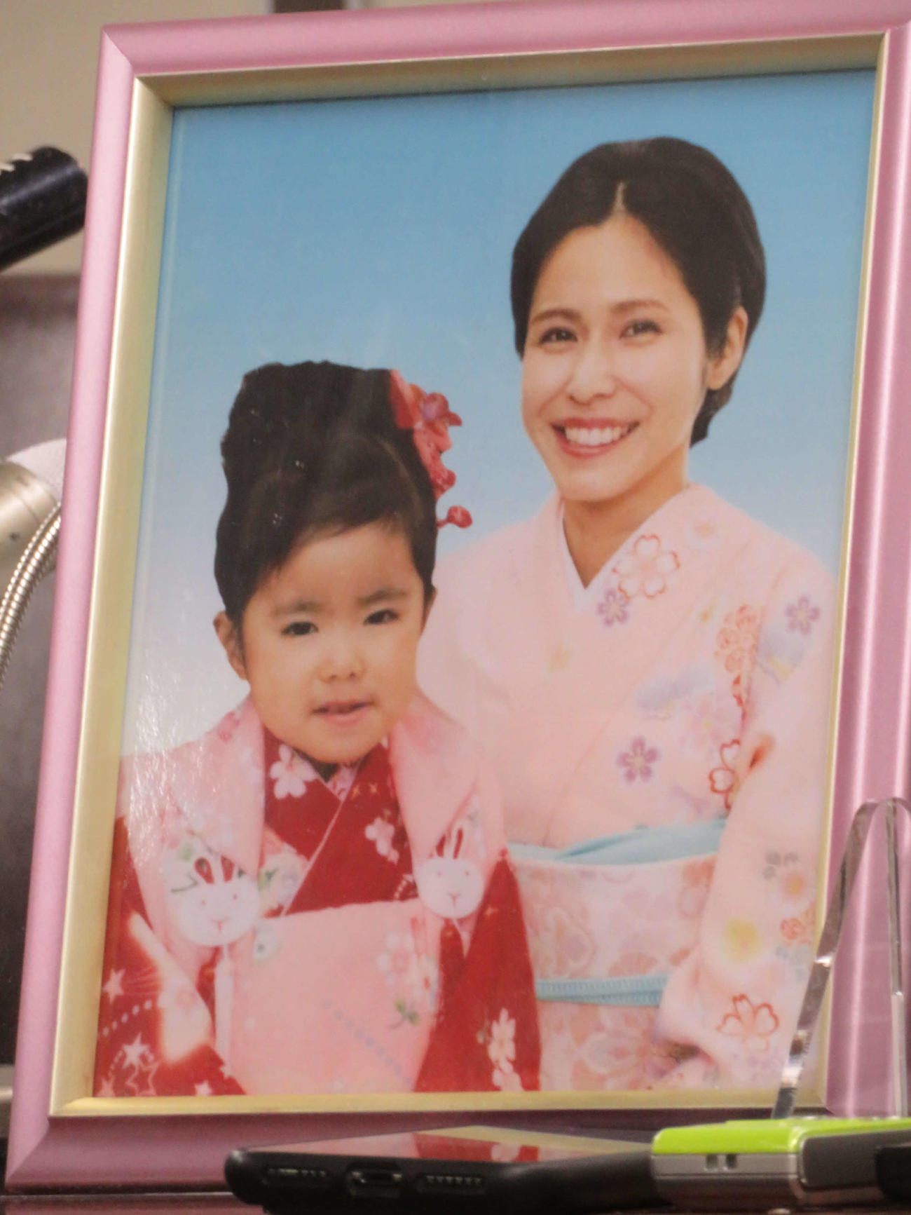 亡くなった松永真菜さんと長女莉子ちゃんの遺影（撮影・村上幸将）