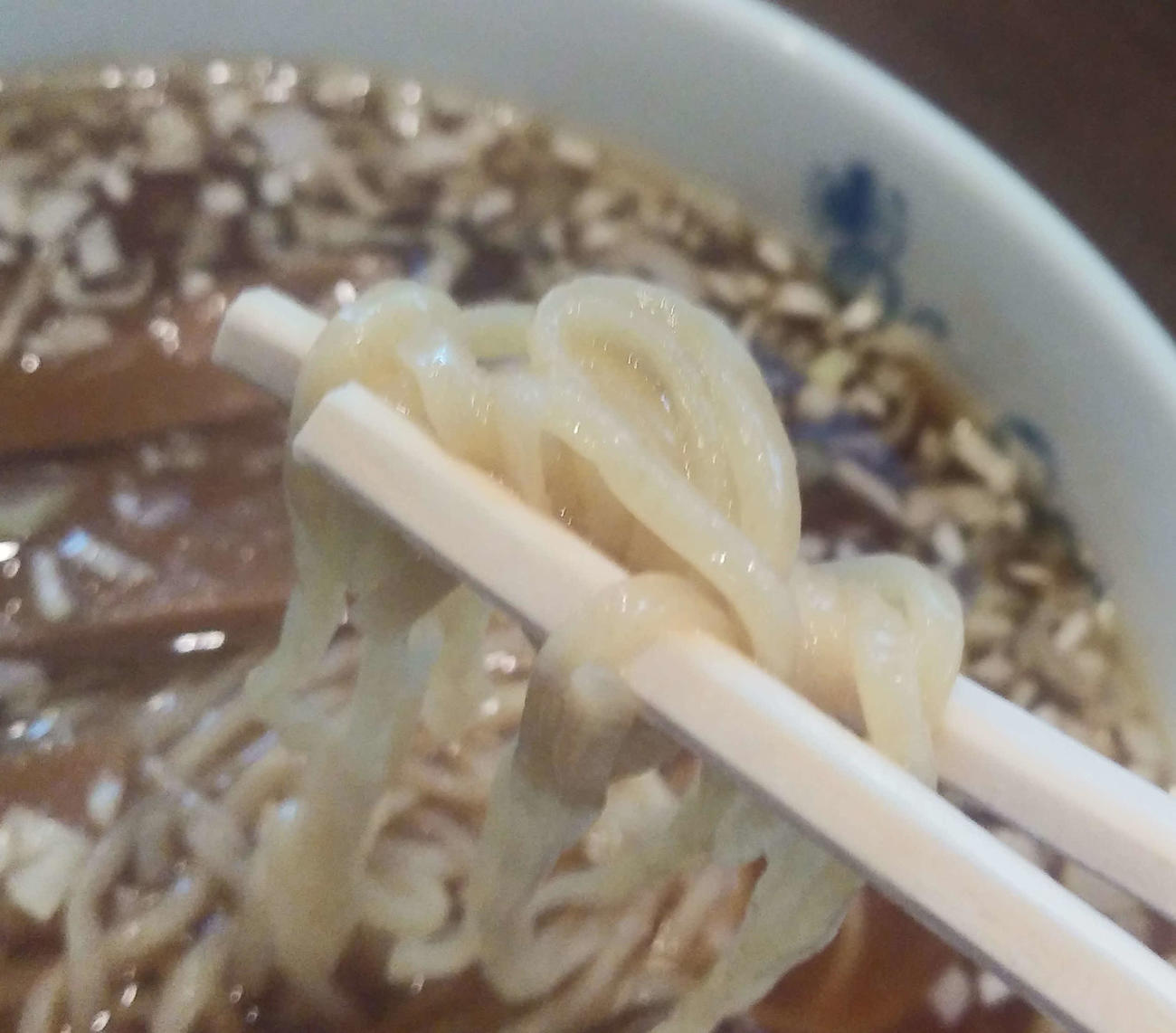 つるんとした麺。当時使っていた小麦粉「赤ボウズ」に近い「さとのそら」で生地にして青竹で1日限定100食で販売する予定だ