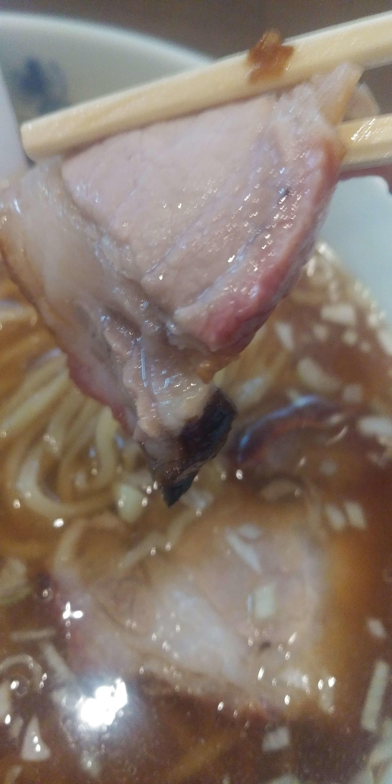 バークシャー豚を使い吊るし焼きをしたチャーシュー
