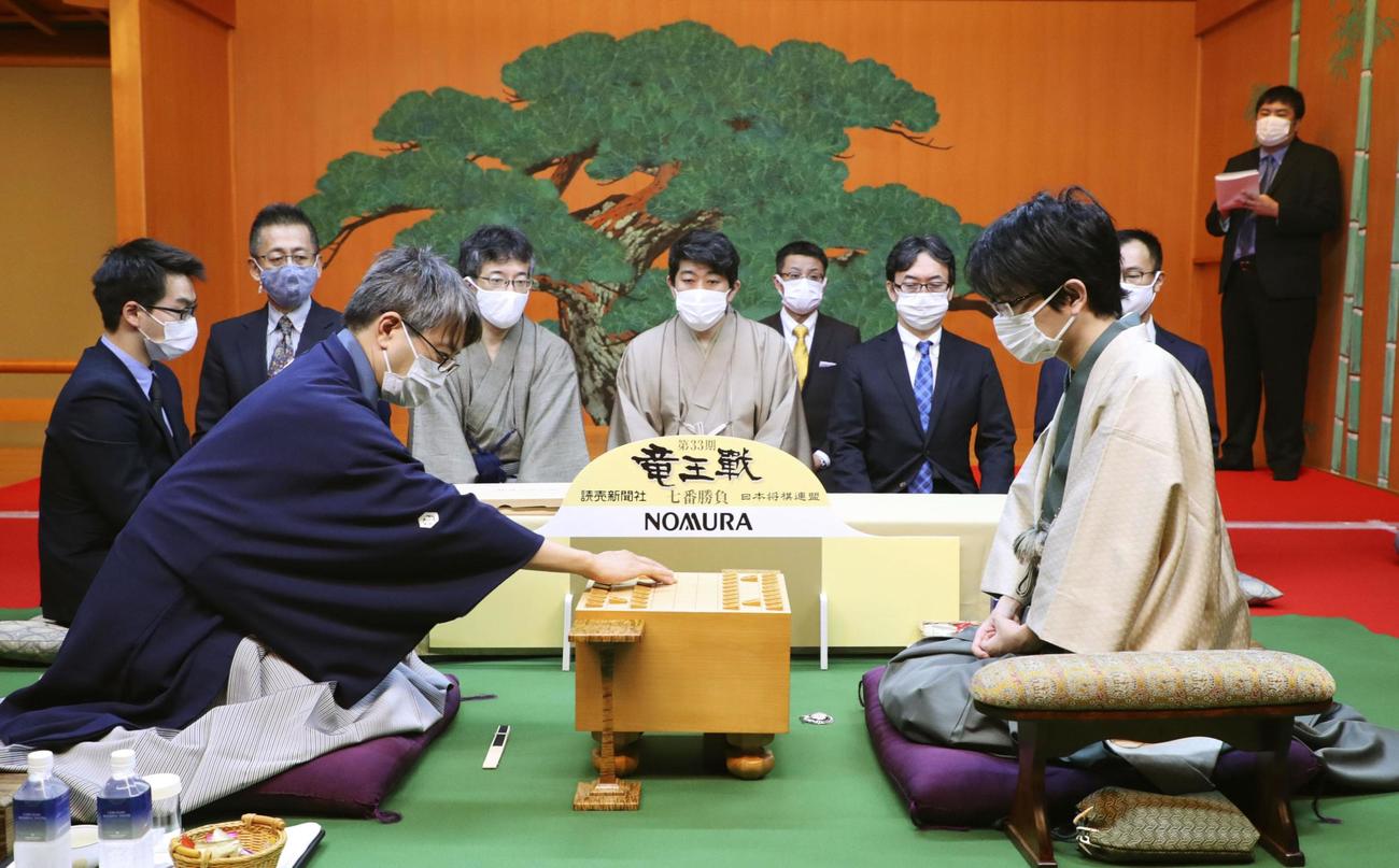 竜王戦7番勝負第1局に臨む豊島将之竜王（右）と羽生善治九段（代表撮影）