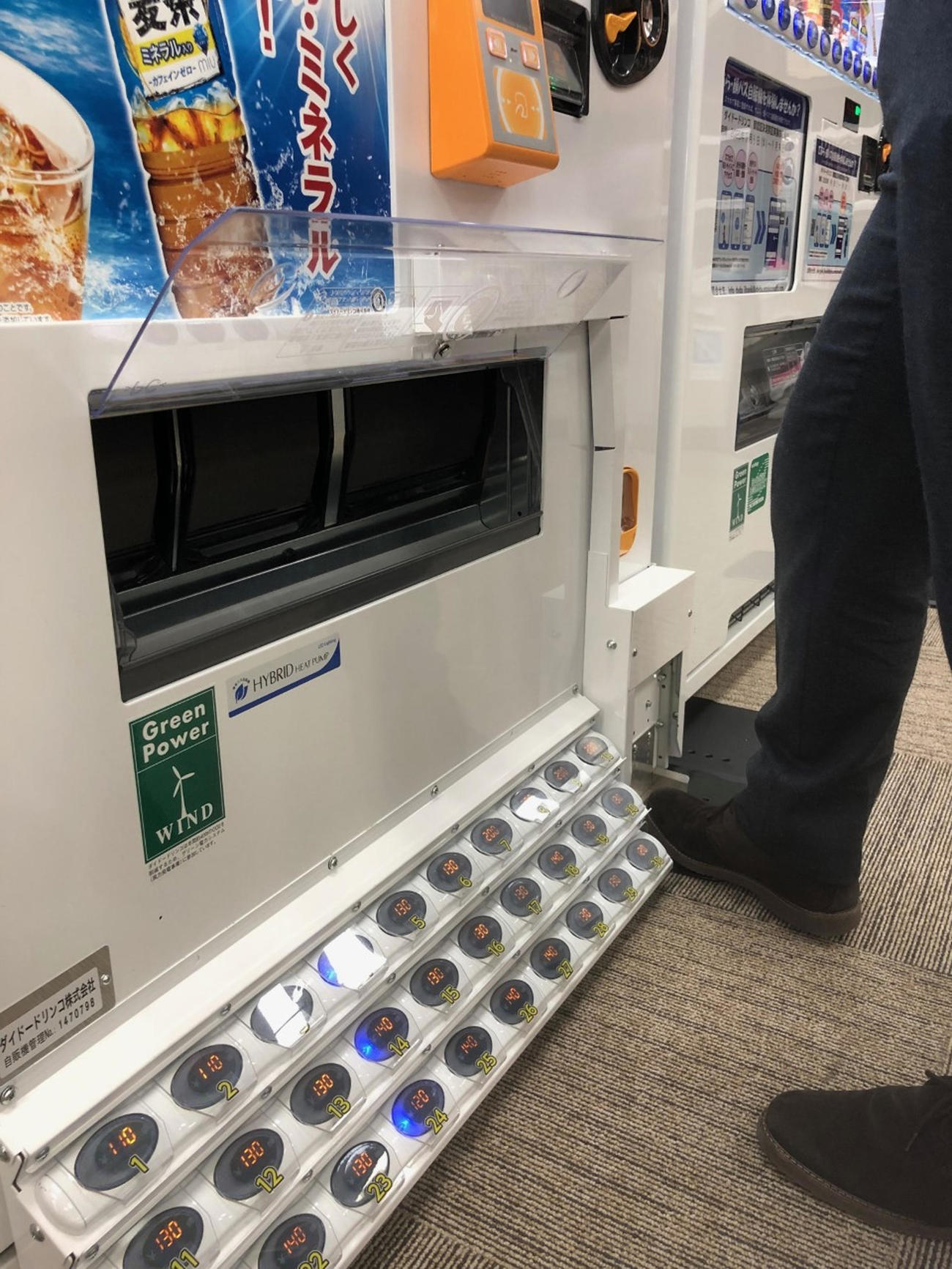 足による商品取り出し口の開閉（ダイドードリンコ提供）