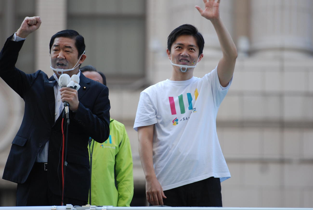 大阪・なんばで第一声を上げた左から公明党府本部の佐藤茂樹代表、大阪維新の会の吉村洋文代表代行（撮影・松浦隆司）