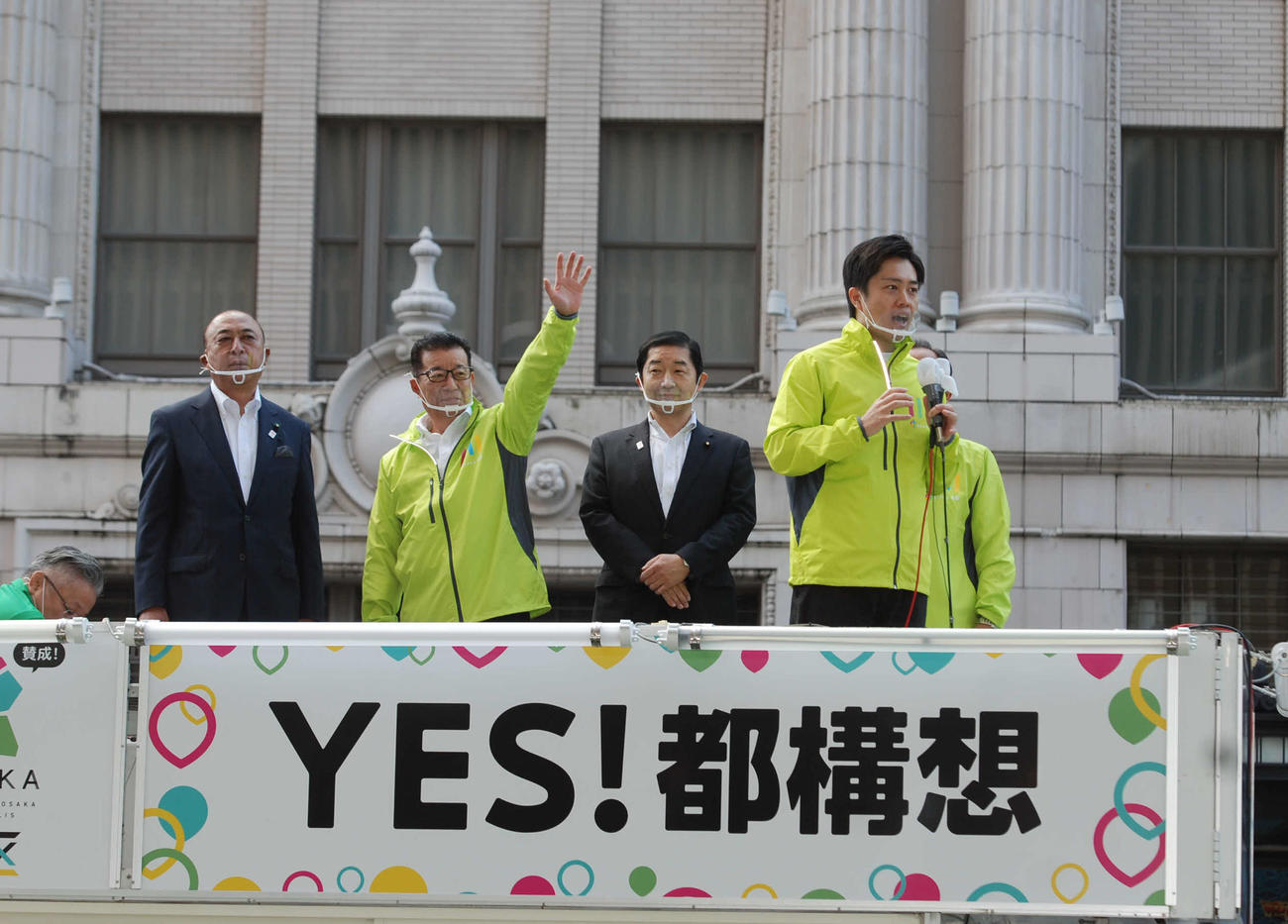 大阪・なんばで第一声を上げた左から公明党府本部の土岐恭生幹事長、佐藤茂樹代表、大阪維新の会の松井一郎代表、吉村洋文代表代行（撮影・松浦隆司）