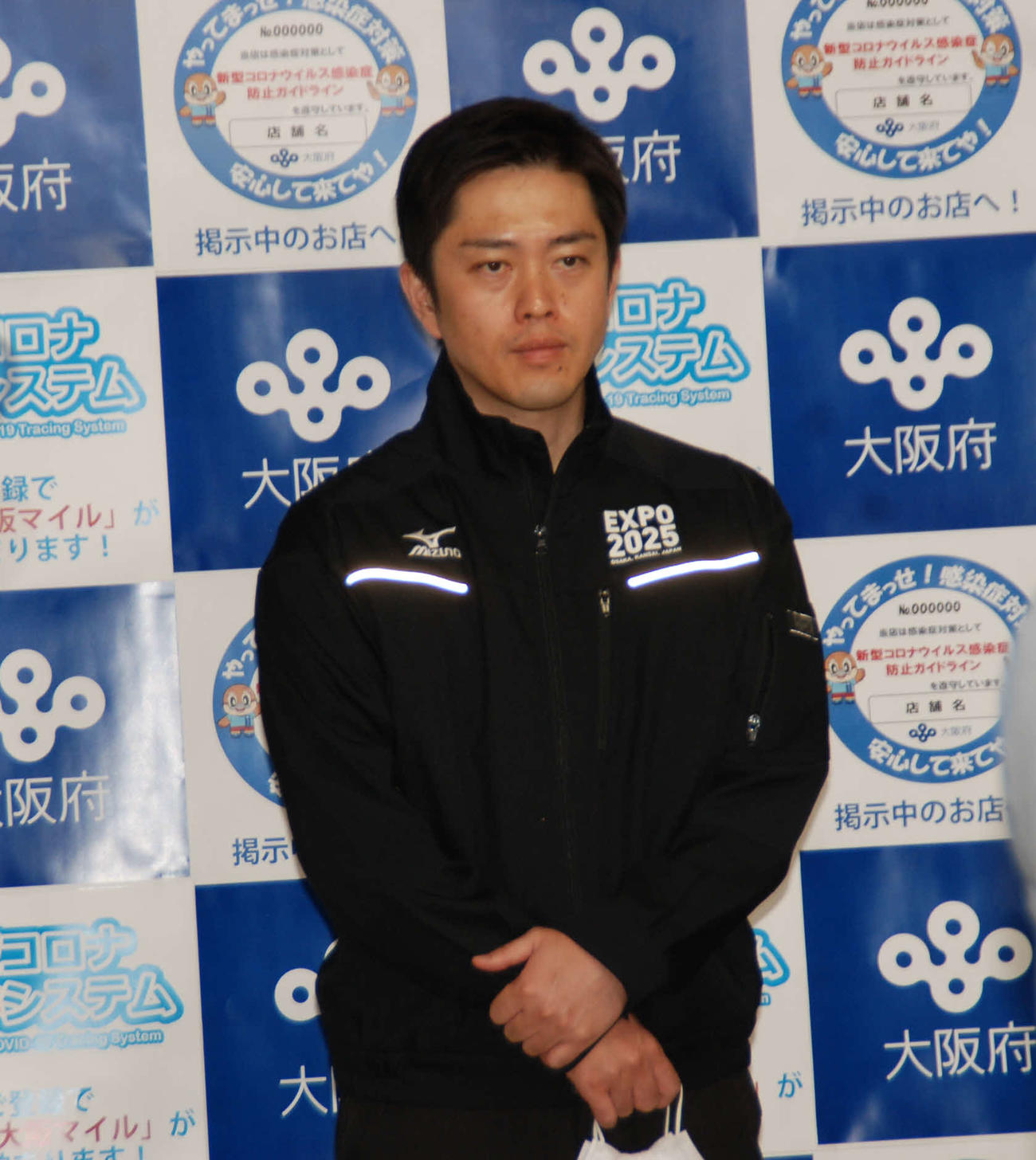 大阪府庁で取材に応じた吉村洋文知事（撮影・松浦隆司）