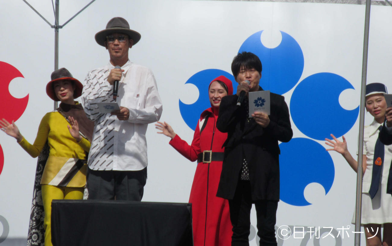 「1970年大阪万博50周年記念セレモニー」に出席したコブクロ小渕健太郎（右）と黒田俊介（撮影・星名希実）（20年10月10日）