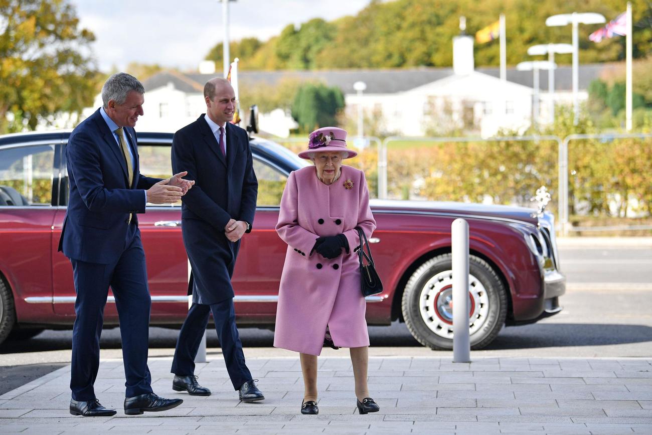 15日、英南部ソールズベリー郊外をウィリアム王子（中央）とともに訪れたエリザベス女王（ロイター＝共同）