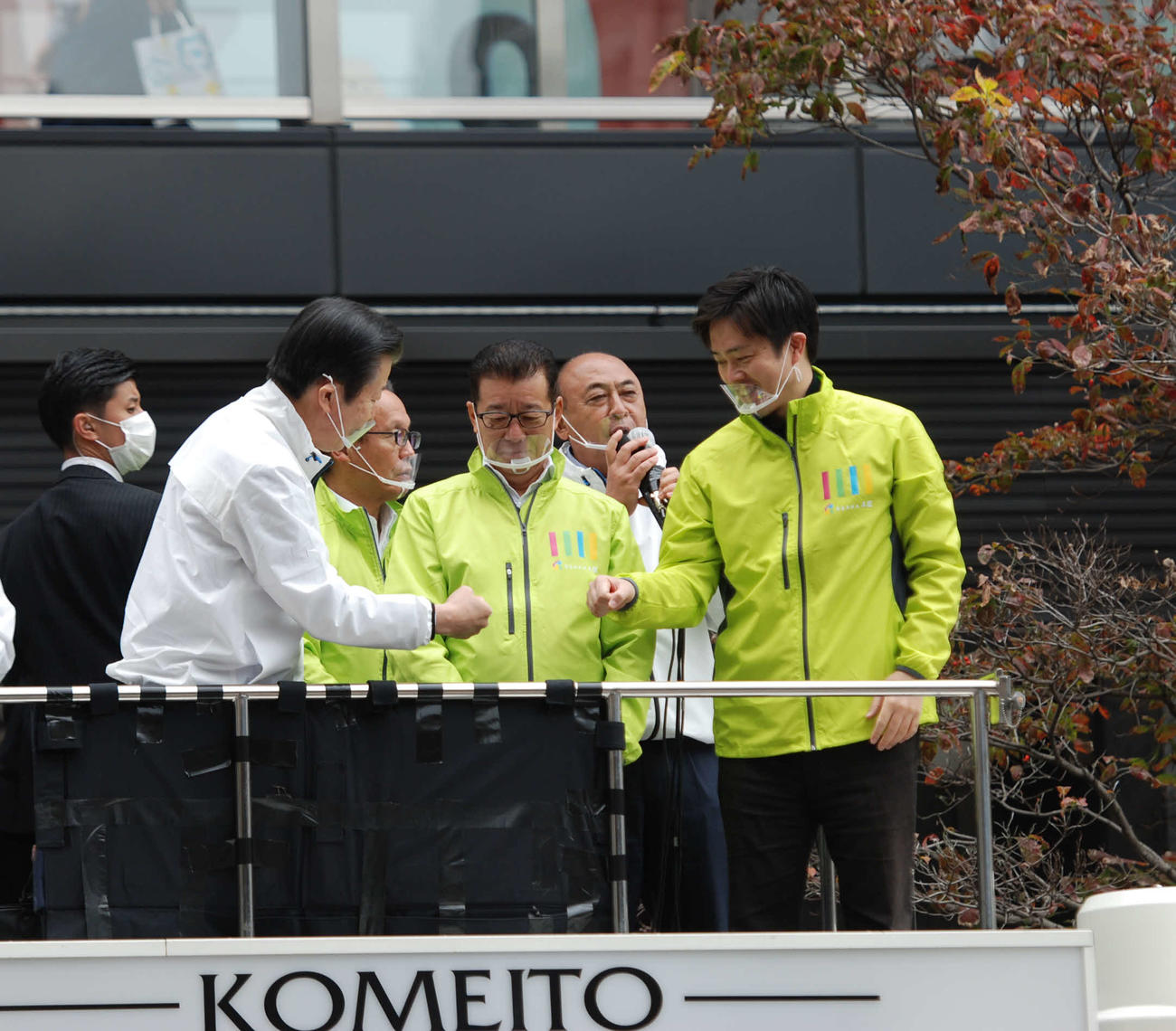 合同の街頭演説会で大阪維新の会代表の松井一郎大阪市長を挟み、グータッチをする公明党の山口那津男代表（左）、大阪維新の会代表代行の吉村洋文大阪府知事（撮影・松浦隆司）