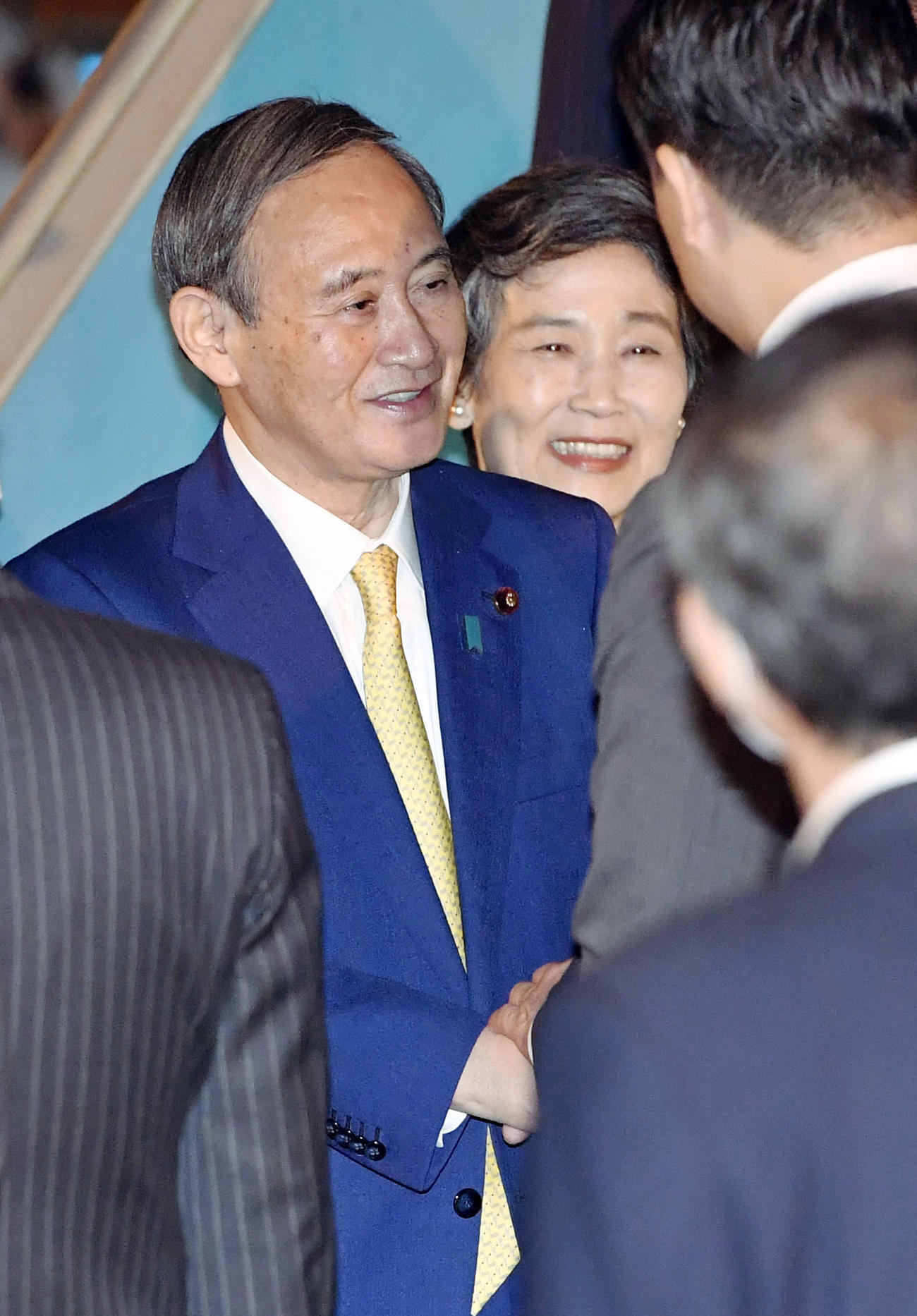 東南アジア歴訪のためベトナム・ハノイに到着した菅首相（左）と真理子夫人（共同）