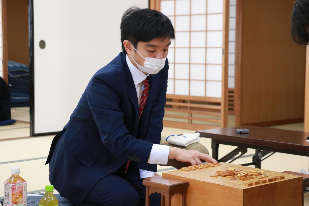 第79期名人戦順位戦B級2組の対局に臨んだ村山慈明七段（日本将棋連盟提供）