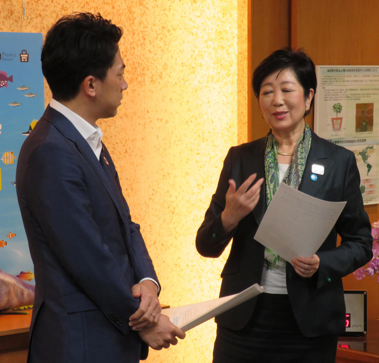 東京都の小池百合子知事（右）は小泉進次郎環境相に要望書を提出し、会話する（撮影・佐藤勝亮）