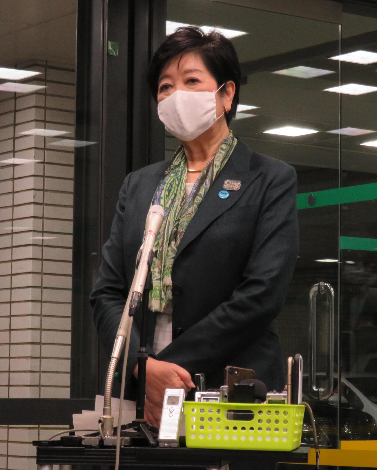 面会後、報道陣の取材に応じる東京都の小池百合子知事（撮影・佐藤勝亮）