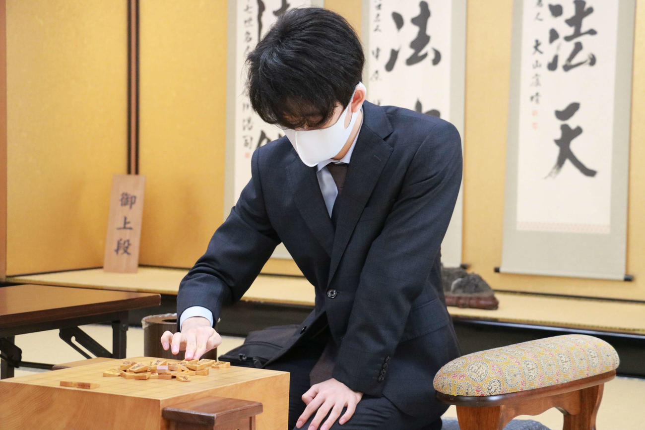 第79期名人戦順位戦B級2組の対局に臨んだ藤井聡太2冠（日本将棋連盟提供）
