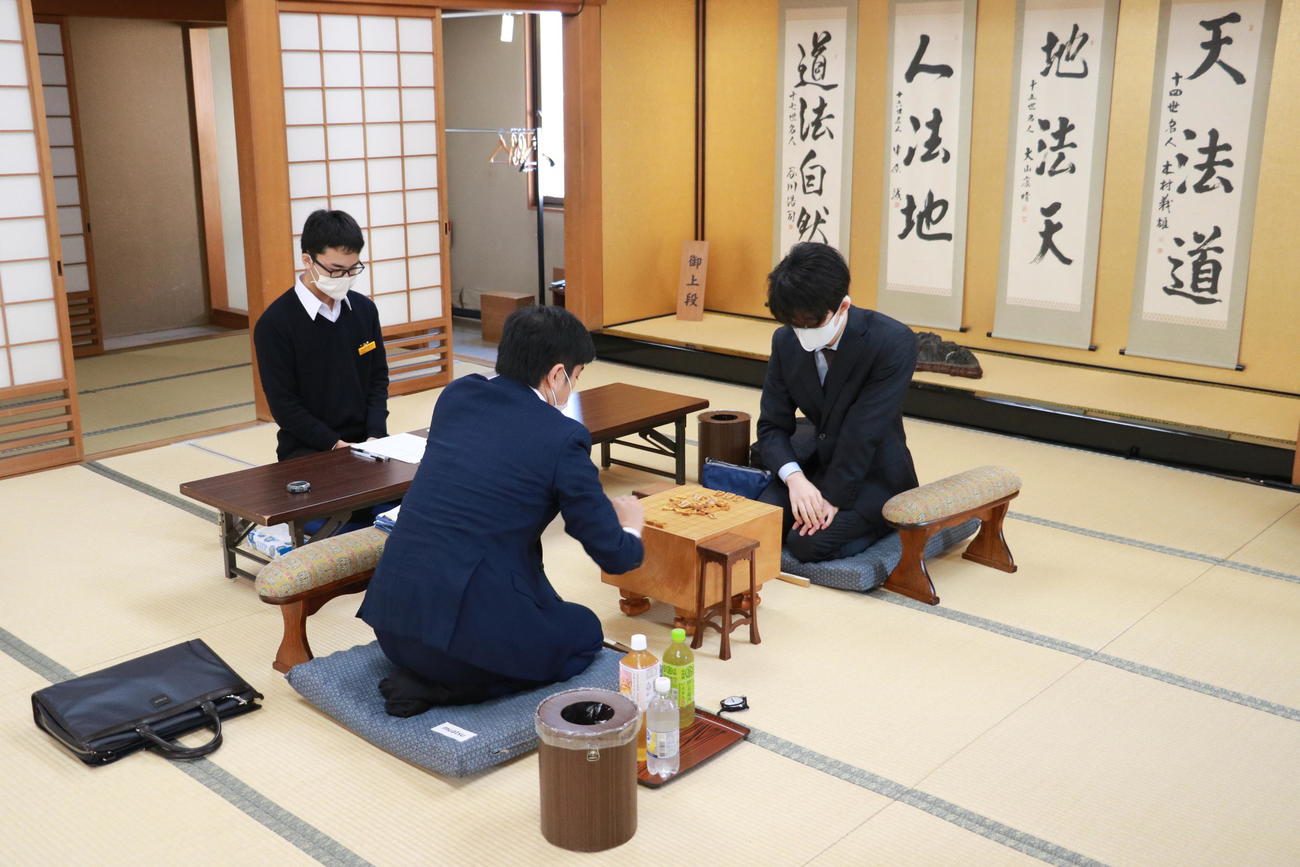 第79期名人戦順位戦B級2組の対局に臨んだ村山慈明七段（手前）、藤井聡太2冠（日本将棋連盟提供）