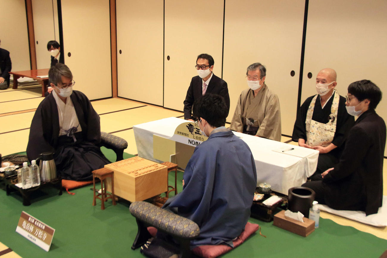 第33期竜王戦7番勝負第2局の1日目の対局に臨んだ羽生善治九段（左）、豊島将之竜王（日本将棋連盟提供）