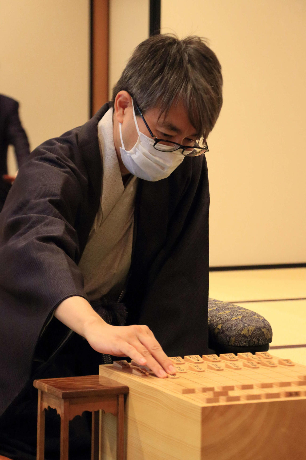 第33期竜王戦7番勝負第2局の1日目の対局に臨んだ羽生善治九段（日本将棋連盟提供）