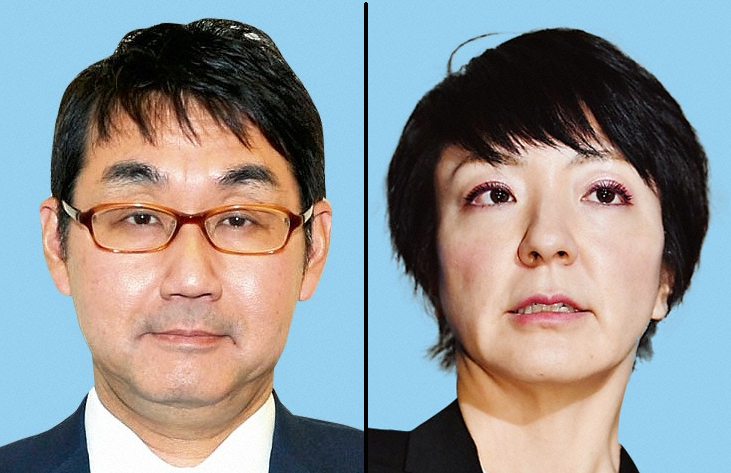 河井克行被告（左）、河井案里被告