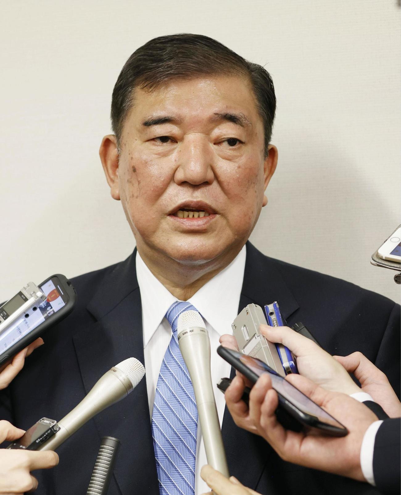 派閥の会合で会長辞任を表明後、取材に応じる自民党の石破元幹事長＝22日午後、国会（共同）