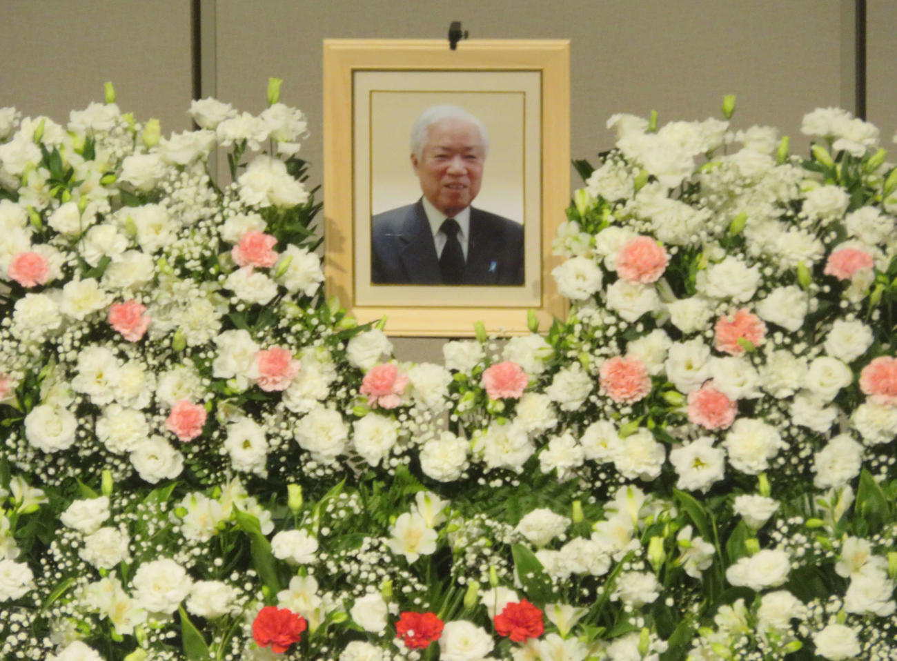 お別れの会で横田滋さんの遺影は花に包まれていた（撮影・大上悟）