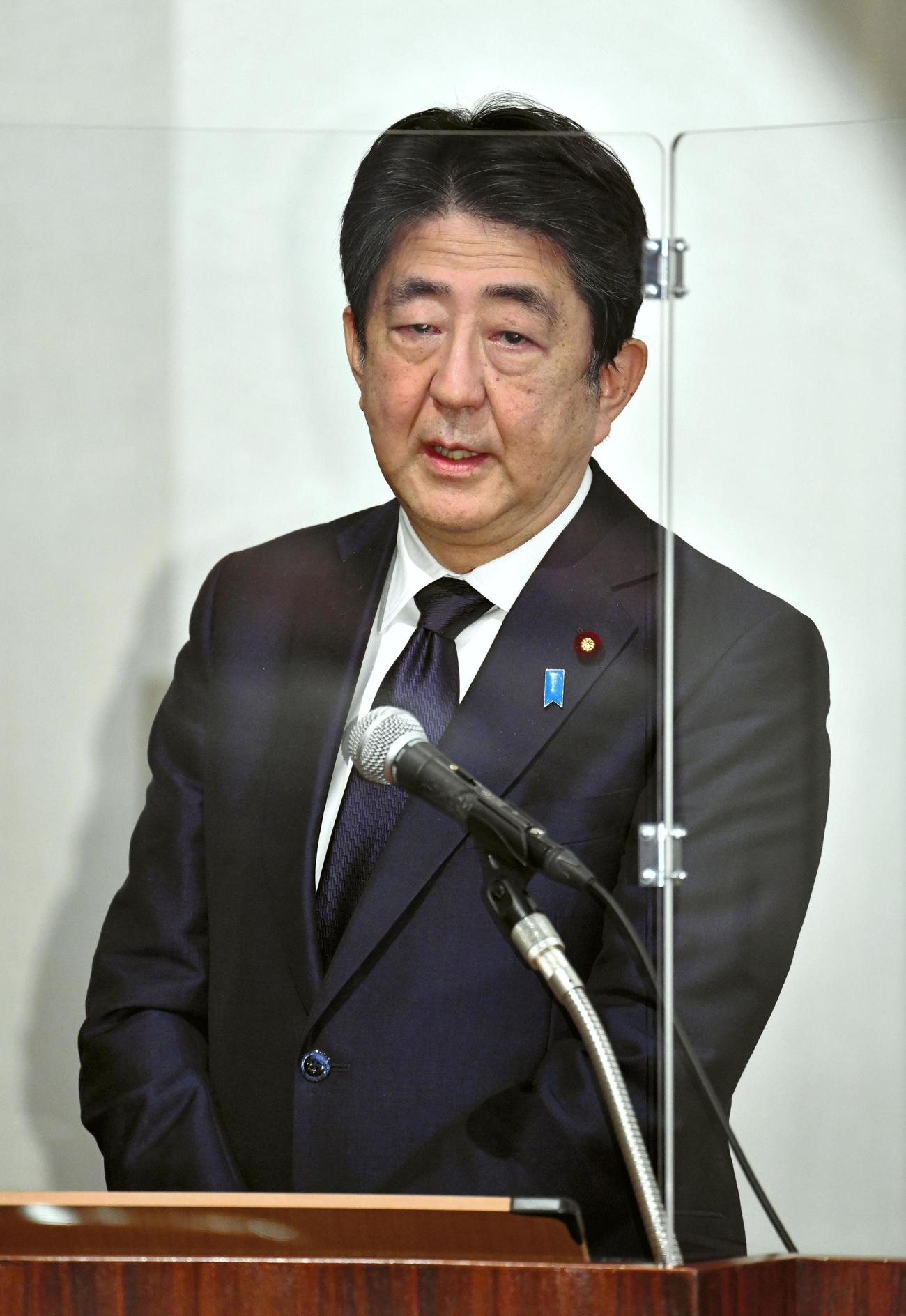 横田滋さんのお別れの会で、あいさつする安倍前首相（共同）