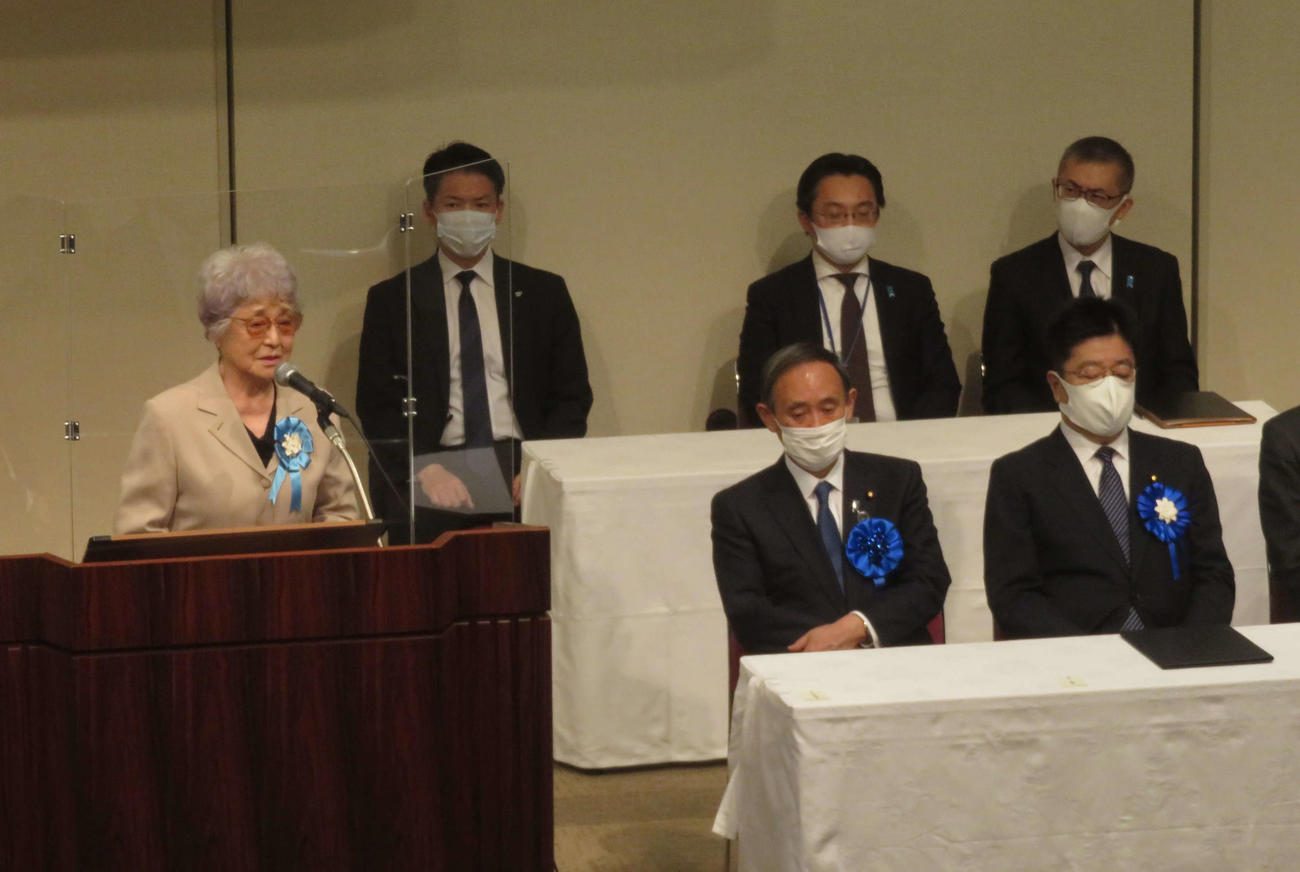 全拉致被害者の即時一括帰国を求める国民大集会であいさつする横田早紀江さん（左）と菅義偉首相（前列中央）、加藤勝信官房長官（撮影・大上悟）