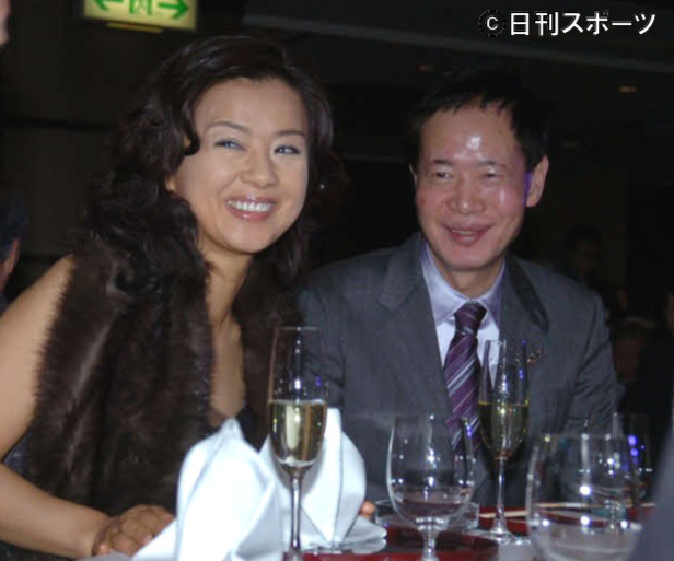 05年12月、日刊スポーツ映画大賞授賞式で久々の再会で笑顔を見せた角川春樹氏（右）と薬師丸ひろ子