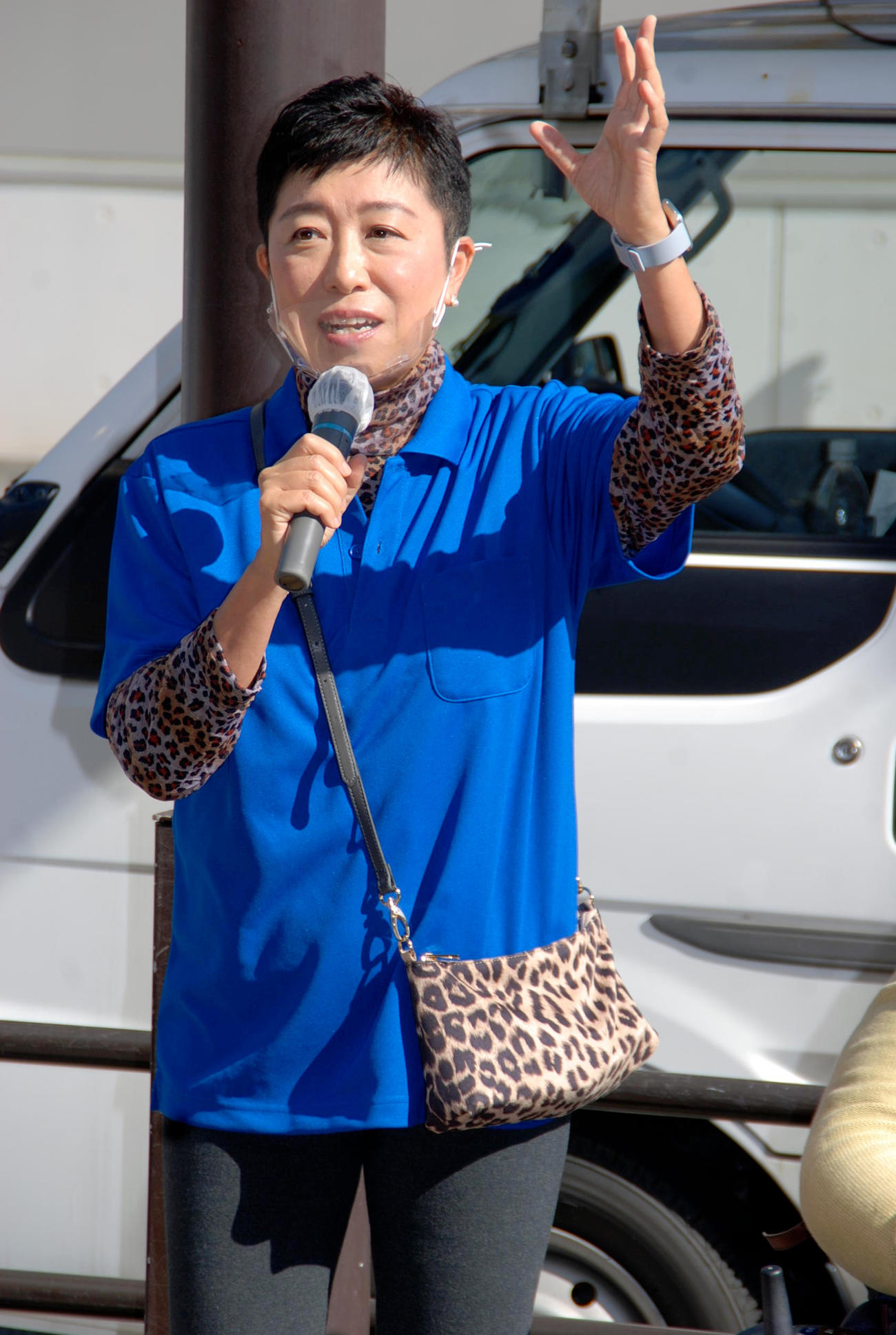 ヒョウ柄のタートネルネックを着て街頭演説する立憲民主党副代表の辻元清美衆議院議員（撮影・松浦隆司）