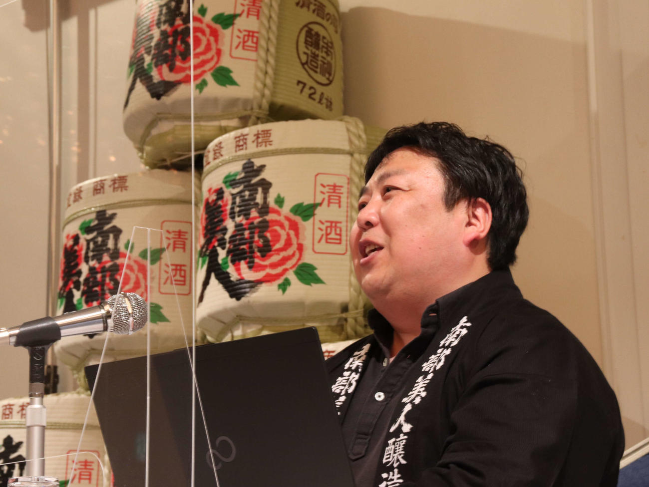 南部美人のジンとウオッカ製造開始の記者会見に出席する久慈浩介社長（株式会社南部美人提供）