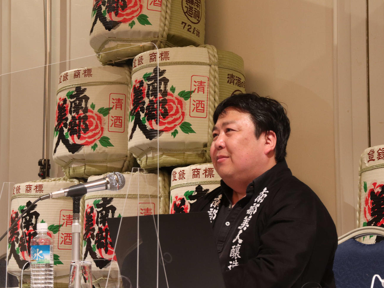 南部美人のジンとウオッカ製造開始の記者会見に出席する久慈浩介社長（株式会社南部美人提供）