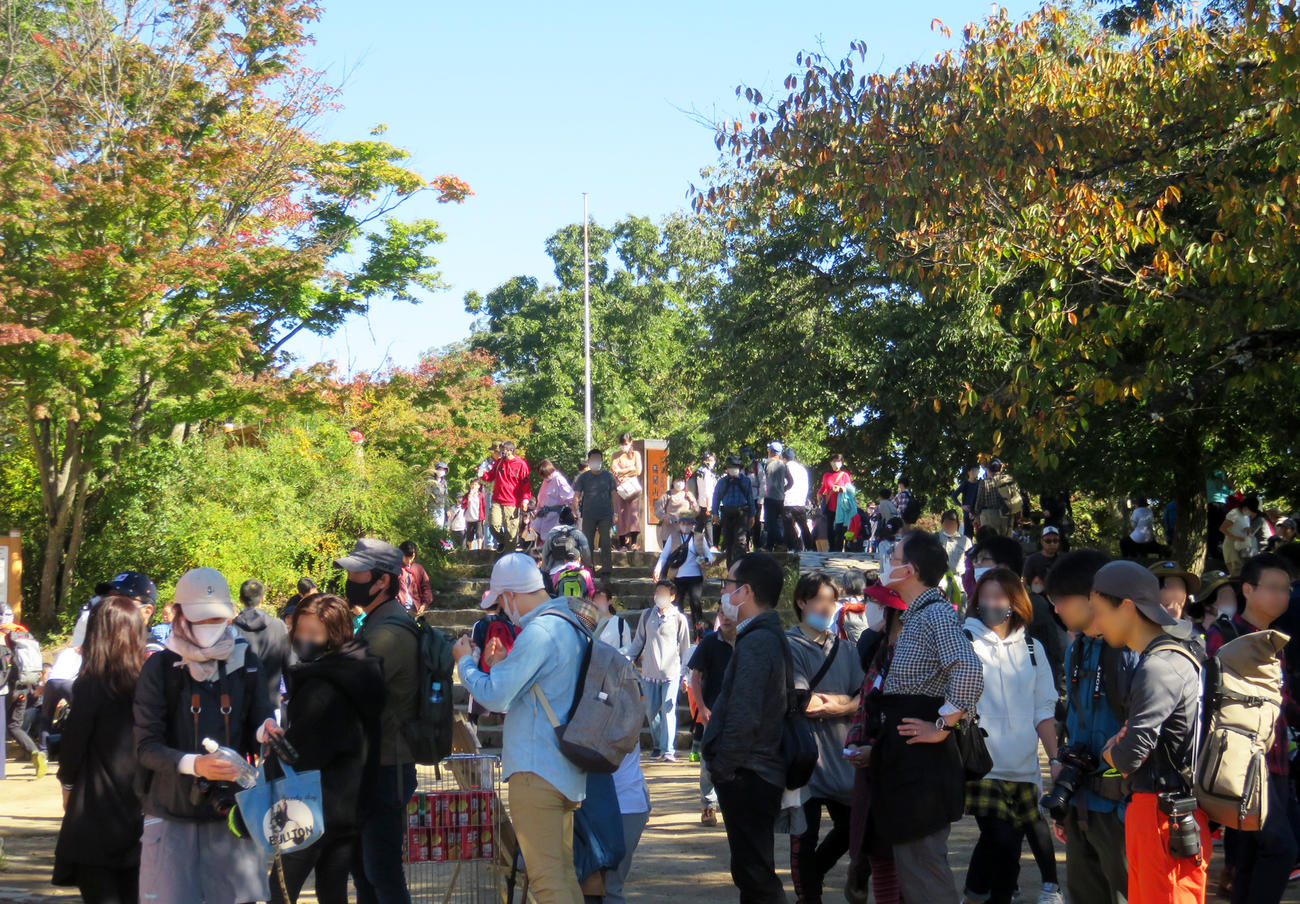 高尾山ビジターセンターは「2メートルの間隔をあけましょう」と呼びかけているが、あけられない高尾山山頂（撮影・中嶋文明）