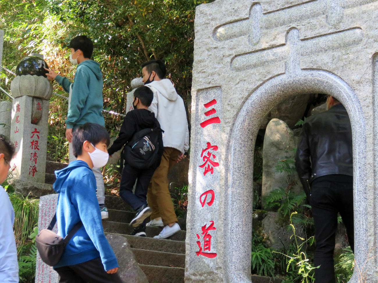 密が戻った高尾山「三密の道」（撮影・中嶋文明）